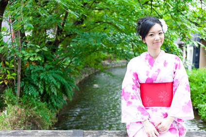 japanese kimono woman on the bridge